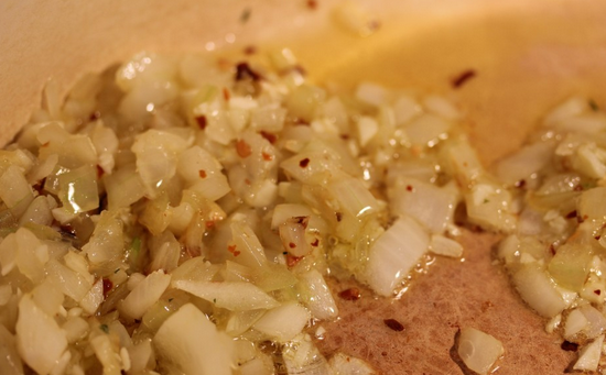 1. Этап. Тефтели мясные: 2. На сковороду налейте оливковое масло, разогрейте его. Очистите луковицу, нарежьте её мелким кубиком. Отправьте на сковороду и обжарьте до золотистого цвета.