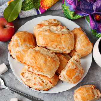 Булочки из слоеного теста с творогом и яблоком
