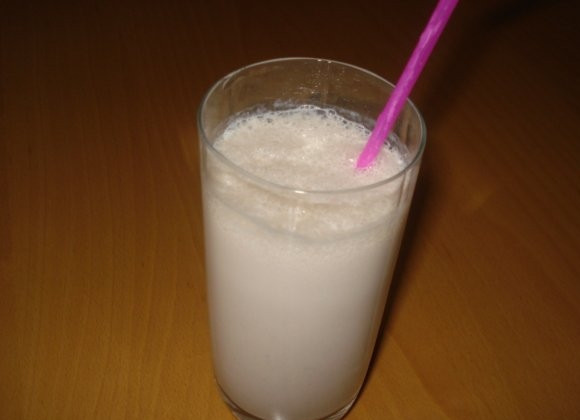 1. Этап. Напиток из сыворотки: Выливаем в стаканчик. Сюда отлично впишется соломинка. Коктейль пьем как можно скорее, пока пена не осела.