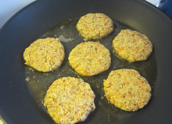 1. Этап. Чечевичные котлеты: 5. В сковороду налить растительное масло и хорошо его разогреть. Сформировать котлетки и отправить на сковороду.