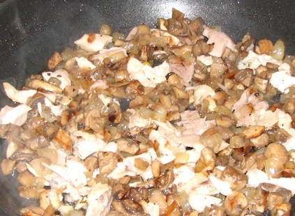 1. Этап. Тарталетки запеченные с начинкой: 2. Вымойте филе и нарежьте очень мелкими кубиками. Добавьте на сковороду и продолжайте жарить. Дополнить этот простой рецепт тарталеток запеченных с начинкой можно соусом - томатным или сливочным, например. Жарьте начинку до готовности, при желании добавив еще специй.