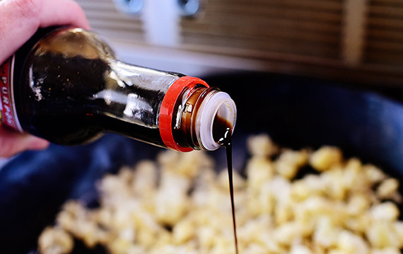 1. Этап. Цветная капуста по-китайски: Когда капуста станет золотистой добавить соус соевый.