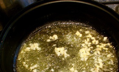 1. Этап. Шотландский пирог Кокки-Ликки: 2. Греем в сковороде масло, и обжарим в нем измельченный чеснок.