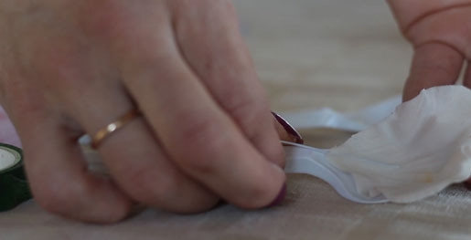 1. Этап. Попкейк: 11. В пластиковой ложке отправляем наши лепестки в морозилку.