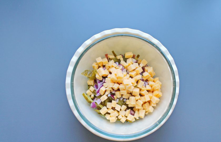 1. Этап. Салат Старый Мюнхен: Твердый сыр порежьте мелким кубиком и добавьте в салат.