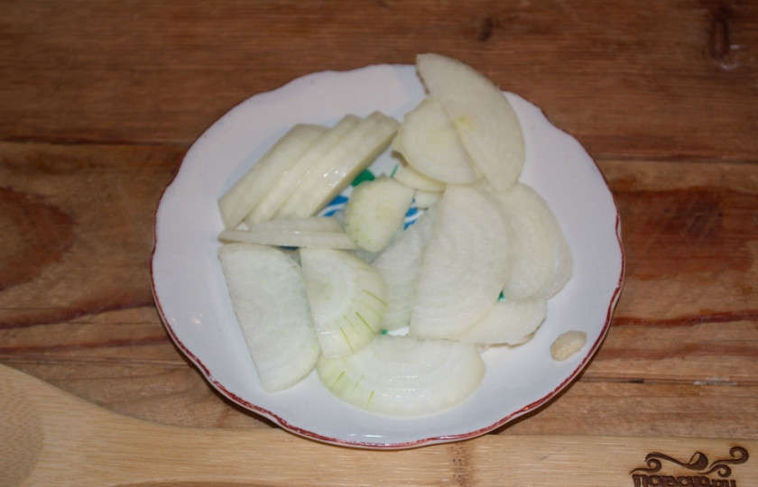 1. Этап. Грибной рулет из лаваша: Репчатый лук нарежьте полукольцами.