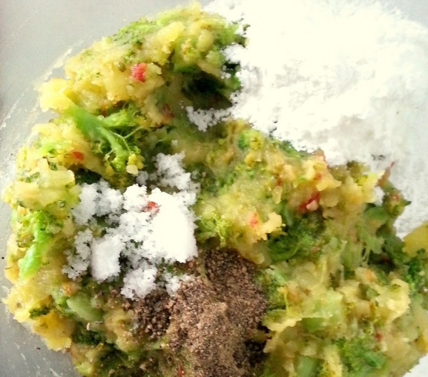 1. Этап. Котлеты из брокколи постные: 2. Смешаем при помощи блендера брокколи, картошку, муку и специи до однородной массы. Затем из нее влажными руками лепим котлетки.