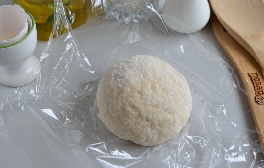 1. Этап. Косовик: Тесто должно получится крутым! Заверните его в пищевую пленку или пакет и оставьте на 30 минут.