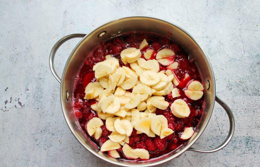 1. Этап. Варенье из малины с бананом: Переложите ягоды с сахаром в кастрюлю с толстым дном. Бананы очистите от кожуры и порежьте кружочками, добавьте к малине.