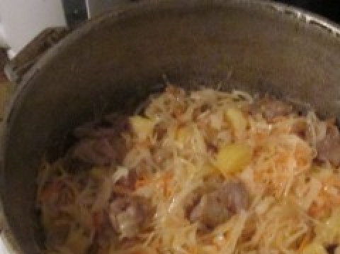 1. Этап. Бигус с мясом: Теперь черед квашеной капусты. Если она у вас очень кислая - лучше заранее замочить ее в холодной воде и затем воду хорошо отжать. Тушим минут 20. Не забываем периодически помешивать.