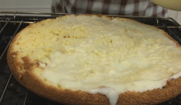 1. Этап. Простой торт со сметаной: 8. Когда бисквит почти остыл, разрежьте его на 3 части так, чтобы средняя была тоньше. Каждый корж пропитайте сметанным кремом, а через 10 минут повторите.