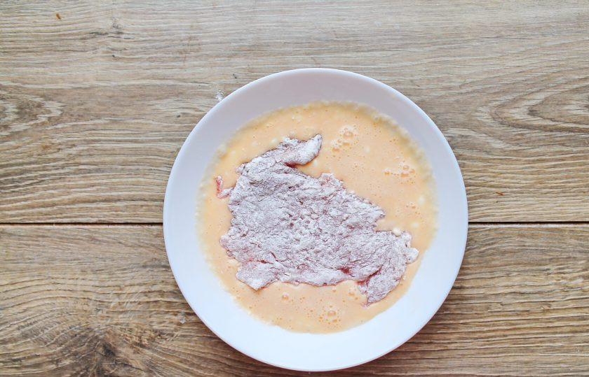 1. Этап. Свинина в льезоне: Смешайте яйцо и сливки до однородности. Полностью окуните куски свинины в смесь.