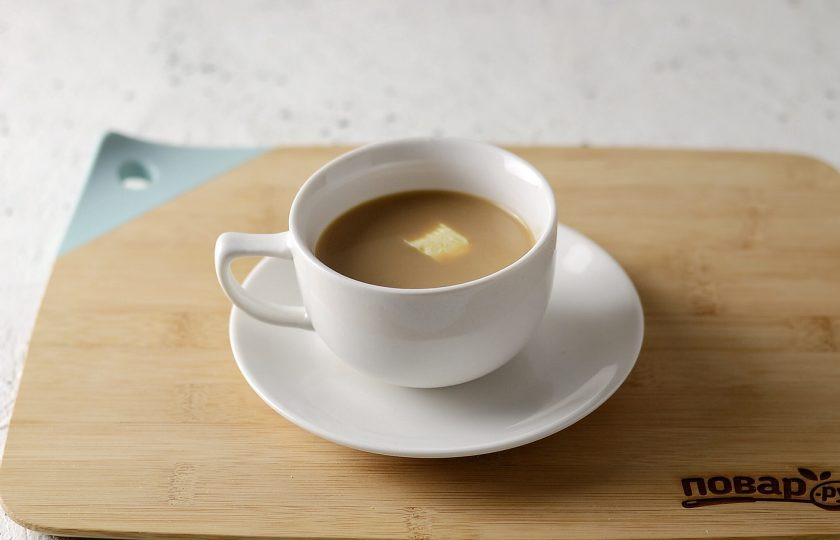 1. Этап. Чай по-татарски: Разлейте чай по кружкам, добавьте кусочек сливочного масла.