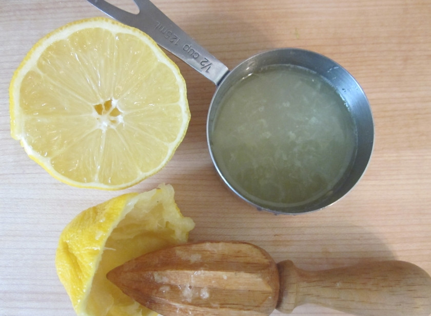 1. Этап. Вкусный фруктовый салат: Выдавите сок лимона.