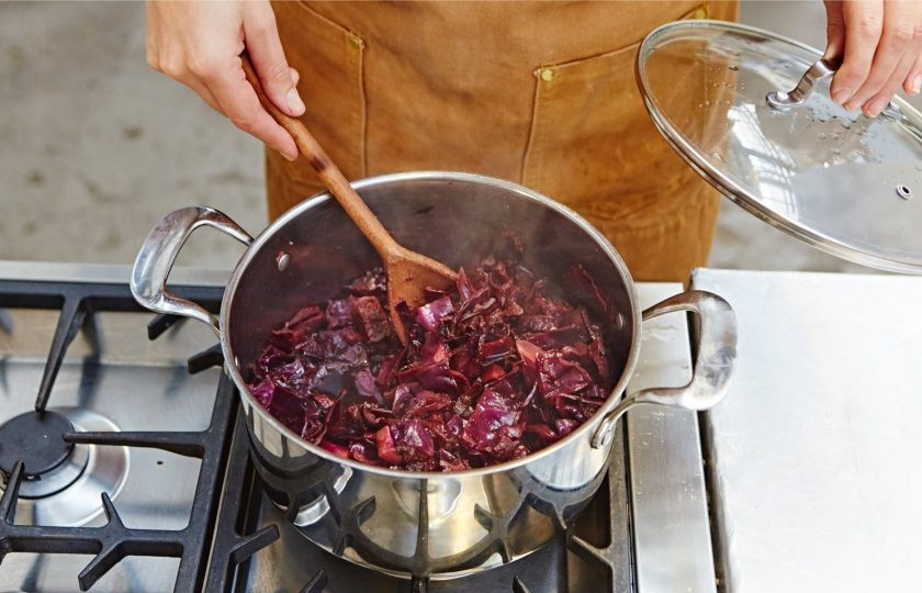 1. Этап. Диетическая тушеная капуста: 5. В самом конце кладу маленький кусочек сливочного масла.