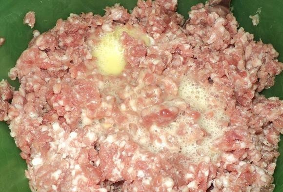 1. Этап. Тефтели с творогом: Фарш можно использовать уже готовый магазинный, а можно сделать его самостоятельно. Затем добавляем к фаршу яйцо, солим его и перчим, хорошенько перемешиваем.