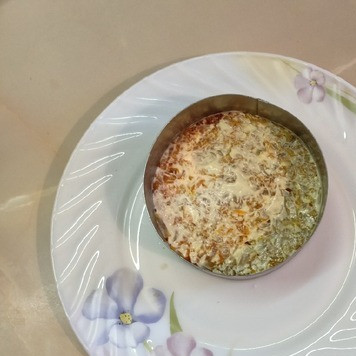 1. Этап. Салат Вкуснейший: Посолить и смазать майонезом.