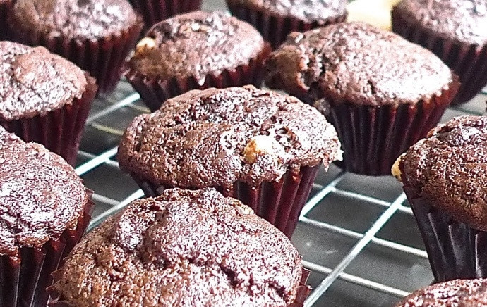 1. Этап. Шоколадные кексы с шоколадом: 11. Достаньте форму с готовыми кексами и переложите их на решетку, оставьте до остывания.