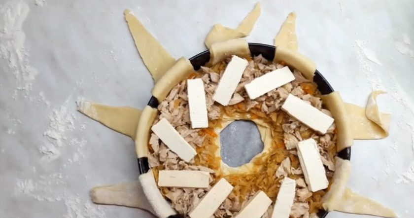 1. Этап. Вкусный пирог с капустой и мясом: 3. Далее выложите начинку на тесто. Сначала — тушеную капусту, потом — отварную курицу, сверху выложите кусочки плавленого сыра.