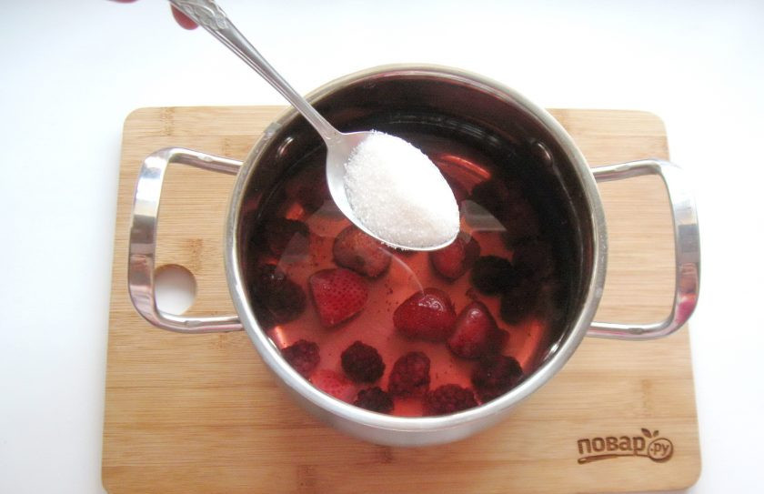 1. Этап. Взбитая манная каша: Всыпьте соль и сахар. Варите ягоды с сахаром 10 минут.