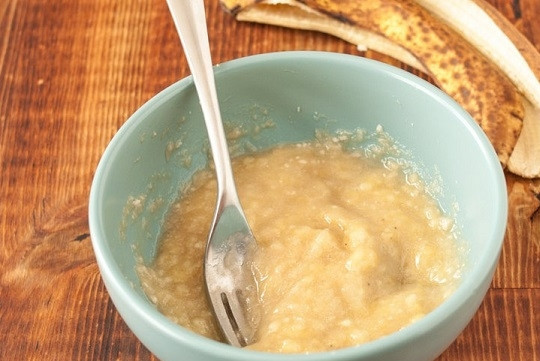 1. Этап. Оладьи из 2 ингредиентов: 3. Разомните вилкой в пюре. Параллельно уже можно разогревать сковороду для жарки.