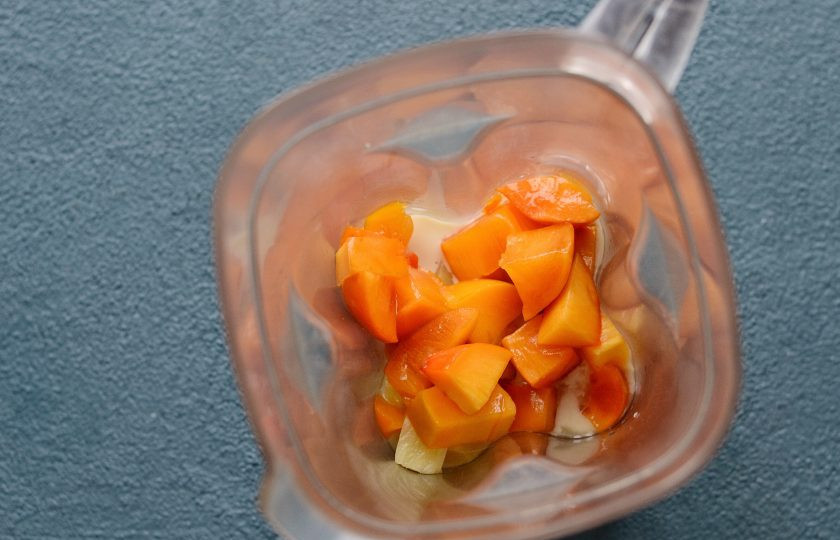 1. Этап. Смузи с хурмой: Переложите все ингредиенты в чашу блендера.