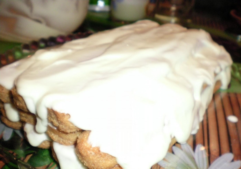 1. Этап. Тирамису без сырых яиц: 4. Так выкладываем нижний слой десерта, затем смазываем его полученным кремом и выкладываем на него второй слой савоярди, то же проделываем и с третьим слоем.