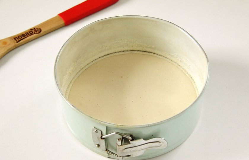 1. Этап. ПП пирог с капустой: Форму для выпечки смажьте маслом. Если сомневаетесь в своей форме, можно дополнительно дно и бока посыпать манкой. Вылейте половину теста.