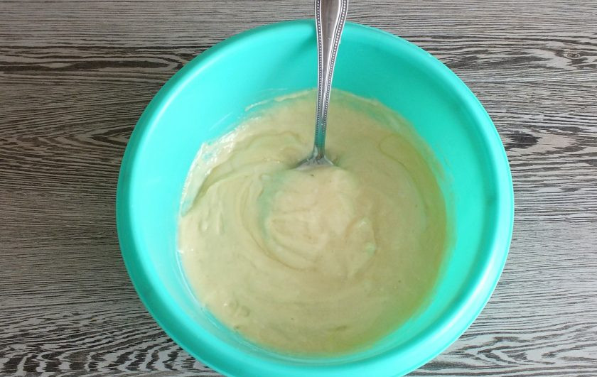 1. Этап. Ленивая ватрушка с творогом: В тесто добавьте растительное масло и еще раз хорошо перемешайте.