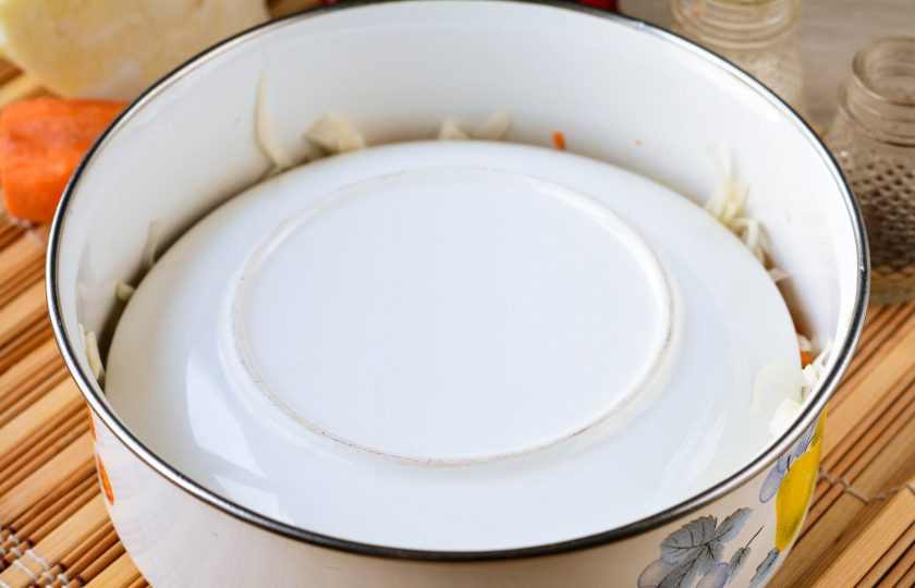 1. Этап. Квашеная капуста с калиной: Прикройте капусту тарелкой или крышкой, оставьте сквашиваться на столе на 2-3 дня. Каждый день прокалывайте капусту деревянной ложкой или шпажкой, чтобы она не потемнела.