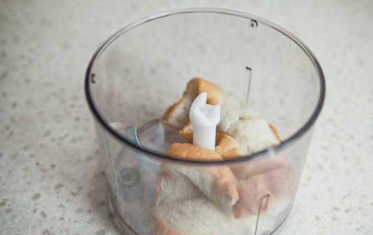 1. Этап. Зразы со свининой: 7. Пару ломтиков хлеба замочите на несколько минут в молоке или воде. После измельчите в блендере или пропустите через мясорубку.