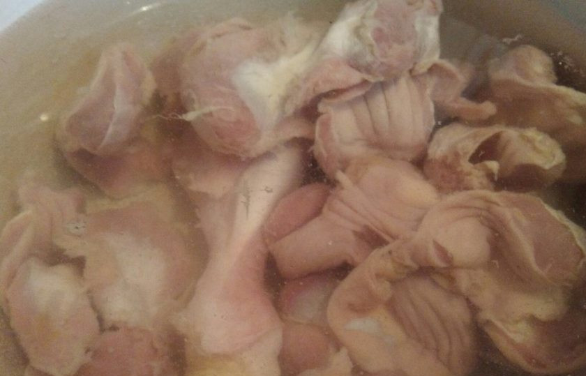 1. Этап. Суп с куриными желудками и пшеном: 1. Почистите куриные желудки, тщательно промойте их и залейте водой. Доведите до кипения, снимите пенку и добавьте специи с солью. Варите 1,5 часа на слабом огне, пока желудки не станут мягкими.