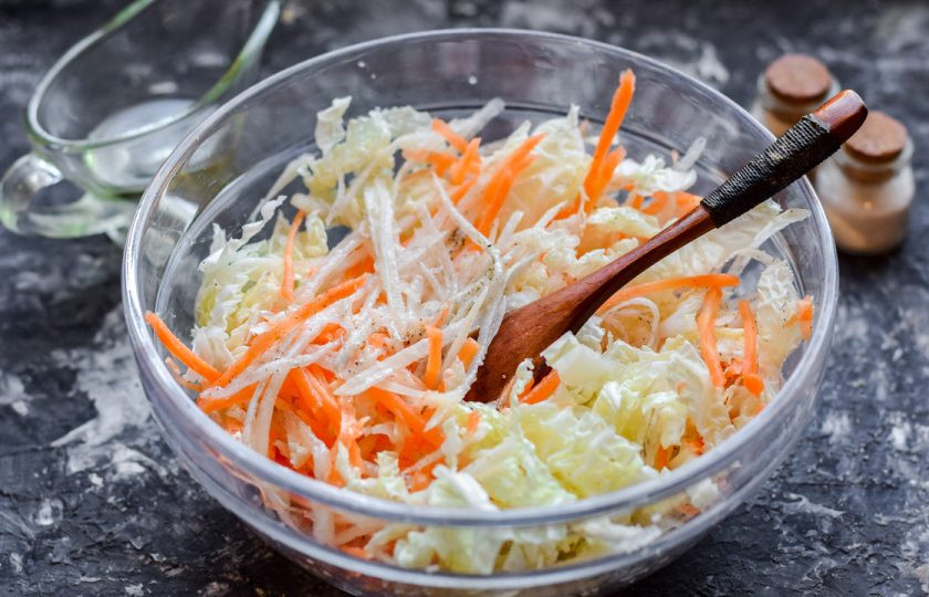1. Этап. Салат с пекинской капустой и дайконом: Все перемешайте. Салат готов. Его можно подавать к столу.