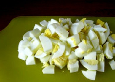 1. Этап. Салат Охотничий с колбасками: Очистим сваренные вкрутую яйца, их тоже нарежем кубиками.