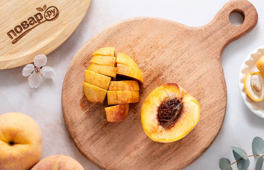 1. Этап. Смузи с персиком и бананом: Персик помойте, удалите косточку и порежьте на ломтики. У фиников удалите косточку. Я использую свежие финики, сушеные можно замочить предварительно в теплой воде, чтобы они стали мягче.