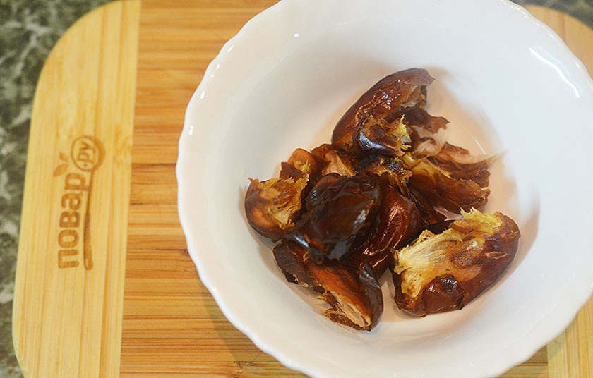 1. Этап. Курица с финиками по-магрибски: 7. У фиников удалите косточки, порвите их руками и тоже положите в форму.