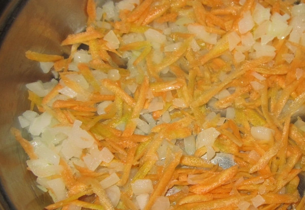 1. Этап. Мясная запеканка, как в детском садике: Лук и морковь очищаем. Измельчаем луковицу (режем мелкими кубиками), а морковь трем на терке. Быстро обжариваем овощи на растительном масле до золотистости.