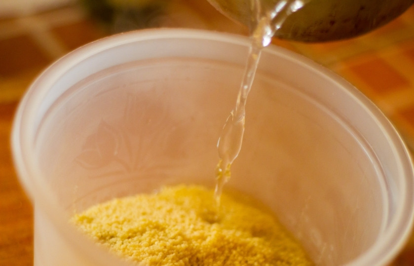 1. Этап. Салат Рыжая красавица: Сначала сварите кускус так, как указано на упаковке.