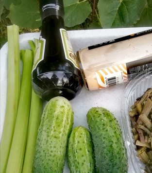 1. Этап. Летний салат с ревенем Мой: Вымытые огурчики, очищенные черешки ревеня и готовый папоротник идут в соотношении по объёму примерно 1:1. По технологии приготовления нет никаких сложностей, потому описание делаю очень краткое, если возникнут вопросы с удовольствием отвечу.