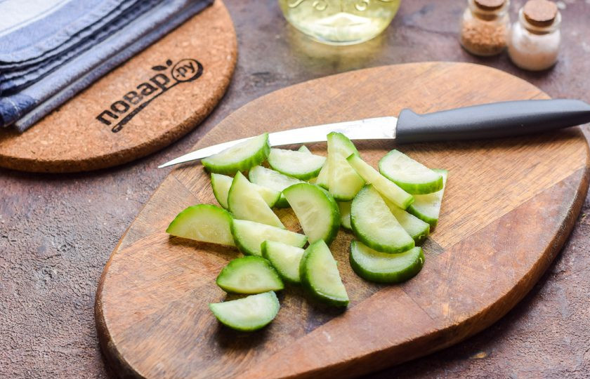 1. Этап. Салат Зелененький с брокколи: Свежие огурцы сполосните и просушите, нарежьте небольшими кусочками.