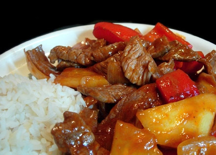 1. Этап. Говядина с ананасом: 9. Блюдо готово. Теперь, когда вы узнали, как приготовить говядину с ананасом, остается выложить блюдо для подачи на порционную тарелку вместе с рисом. Кушайте на здоровье!