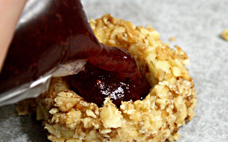 1. Этап. Печенье с повидлом: 11. Наполняем его начинкой. Отправьте печенье с повидлом в домашних условиях выпекаться на пергаменте. Достаточно примерно 15-20 минут — и ароматное печенье будет готово.