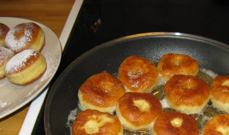 1. Этап. Пончики рецепт классический: Обжариваем пончики на масле с двух сторон до красивого золотистого цвета.