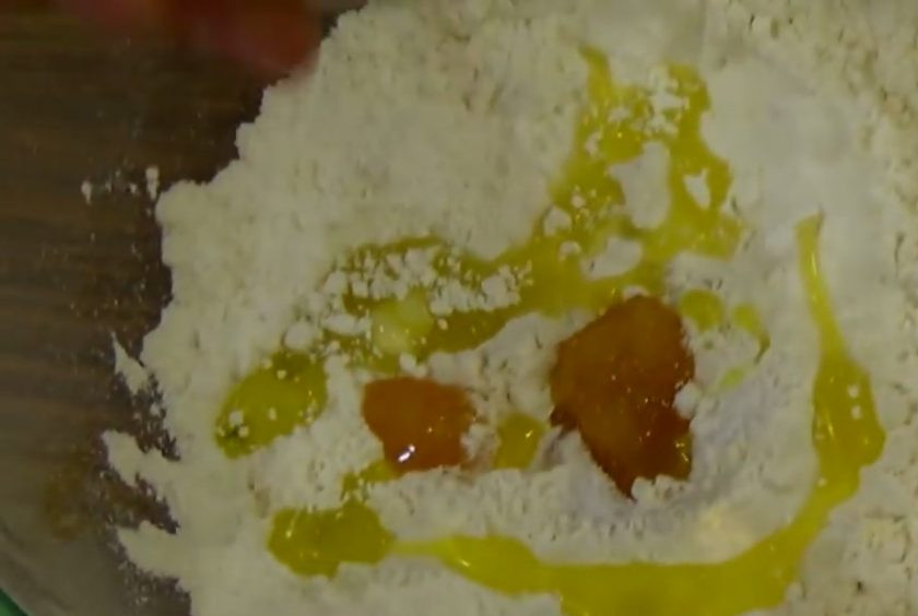 1. Этап. Лаваш-крекер: 1. Просеянную муку разотрите с прессованными дрожжами в мелкую крошку. Добавьте соль, мед и растительное масло, хорошо смешайте.