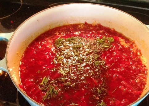 1. Этап. Суп (борщ) с мясом: Варим борщ минут 20 на небольшом огне, затем добавляем капусту и, если нужно, горячую воду (борщ должен быть густым). Оставляем на огне борщ на минут 10, а затем добавляем мелко нарезанную зелень.