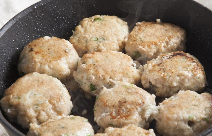 1. Этап. Котлеты из сома без запаха: Разогрейте сковороду, налейте растительного (а лучше - топленного) масла. Сформируйте из фарша котлеты и обваляйте их в муке или сухарях. Потом обжарьте в масле с каждой стороны по несколько минут, чтобы корочка схватилась и котлеты подрумянились. Потом под закрытой крышкой еще потушите минут 15-20. Так котлеты будут сочнее.