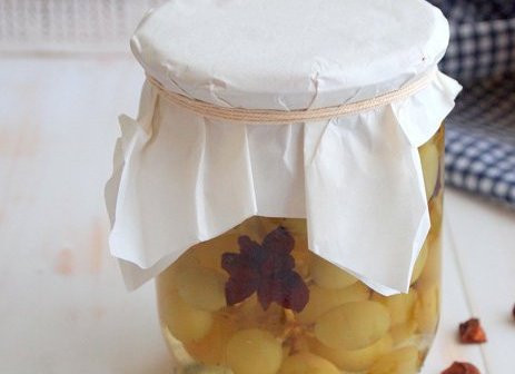 1. Этап. Виноград в сиропе: После этого виноград в сиропе переносим в темное прохладное место и храним там, пока нам не захочется полакомиться чем-нибудь вкусненьким. Приятного всем аппетита!