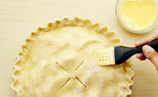 1. Этап. Закрытый яблочный пирог: 8. Сделайте небольшие надрезы в центре. Смажьте взбитым яйцом и отправьте в разогретую до 180 градусов духовку. Выпекайте около часа до румяности.