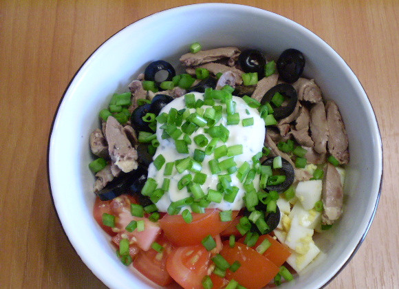 1. Этап. Куриные сердечки с помидорами: 7. Заправляем салат зеленью, соусом или майонезом.