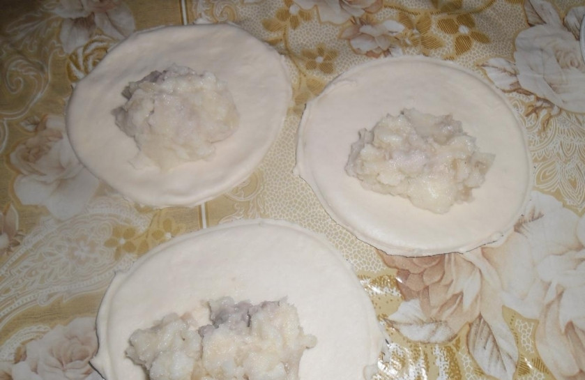 1. Этап. Пирожки с курицей: Смешав курицу с обжаренным луком, выкладываем посередине каждого кружочка.